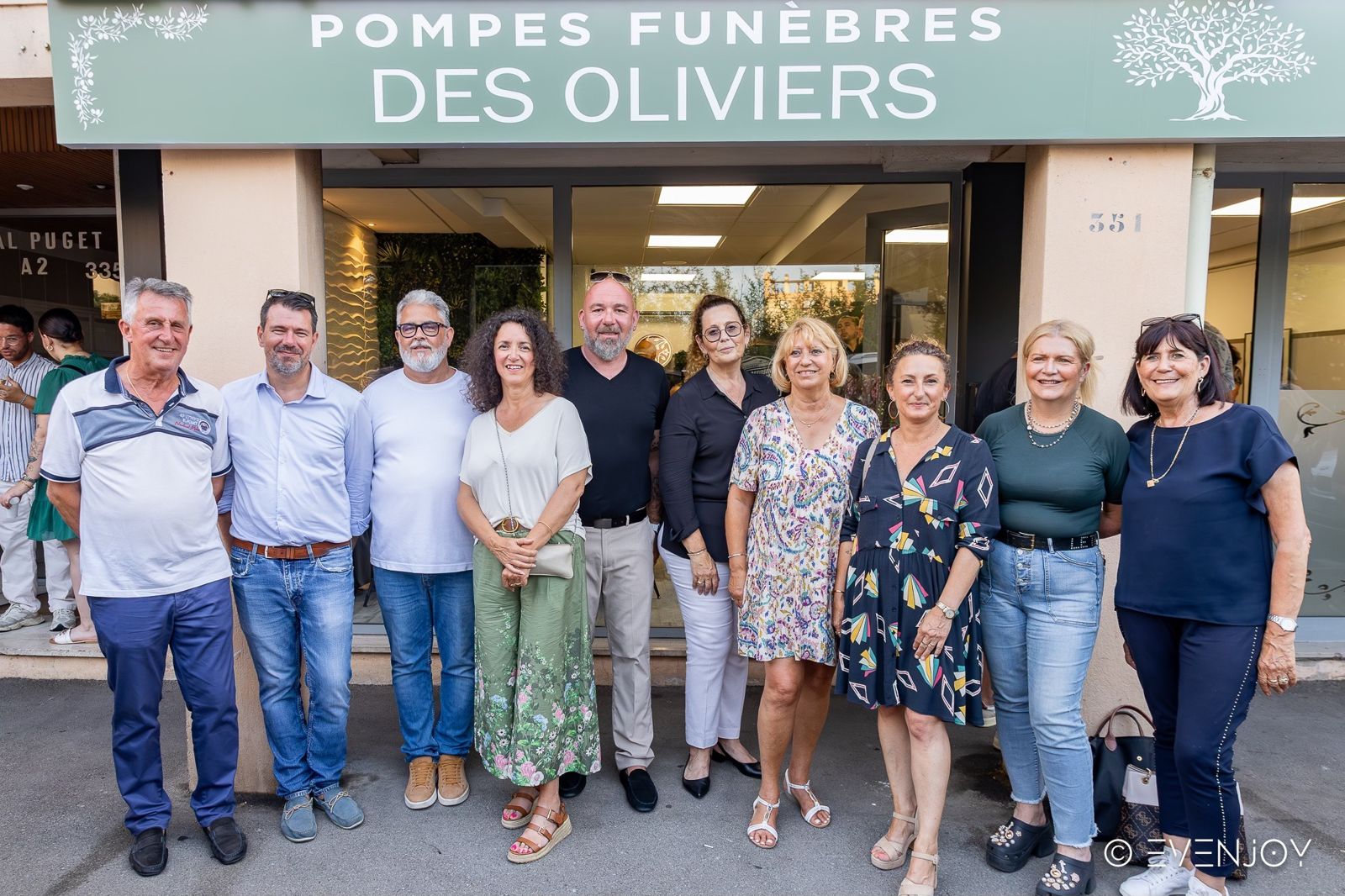 L'équipe et les invités devant la nouvelle agence Pompes Funèbres des Oliviers à Saint-Laurent-du-Var