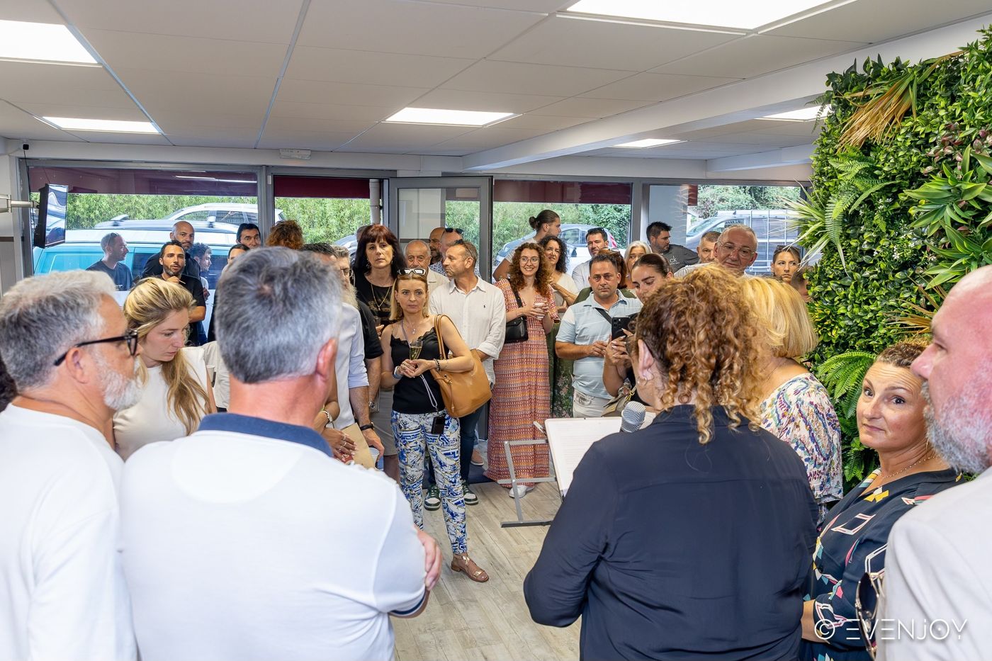 Les invités réunis dans la nouvelle agence