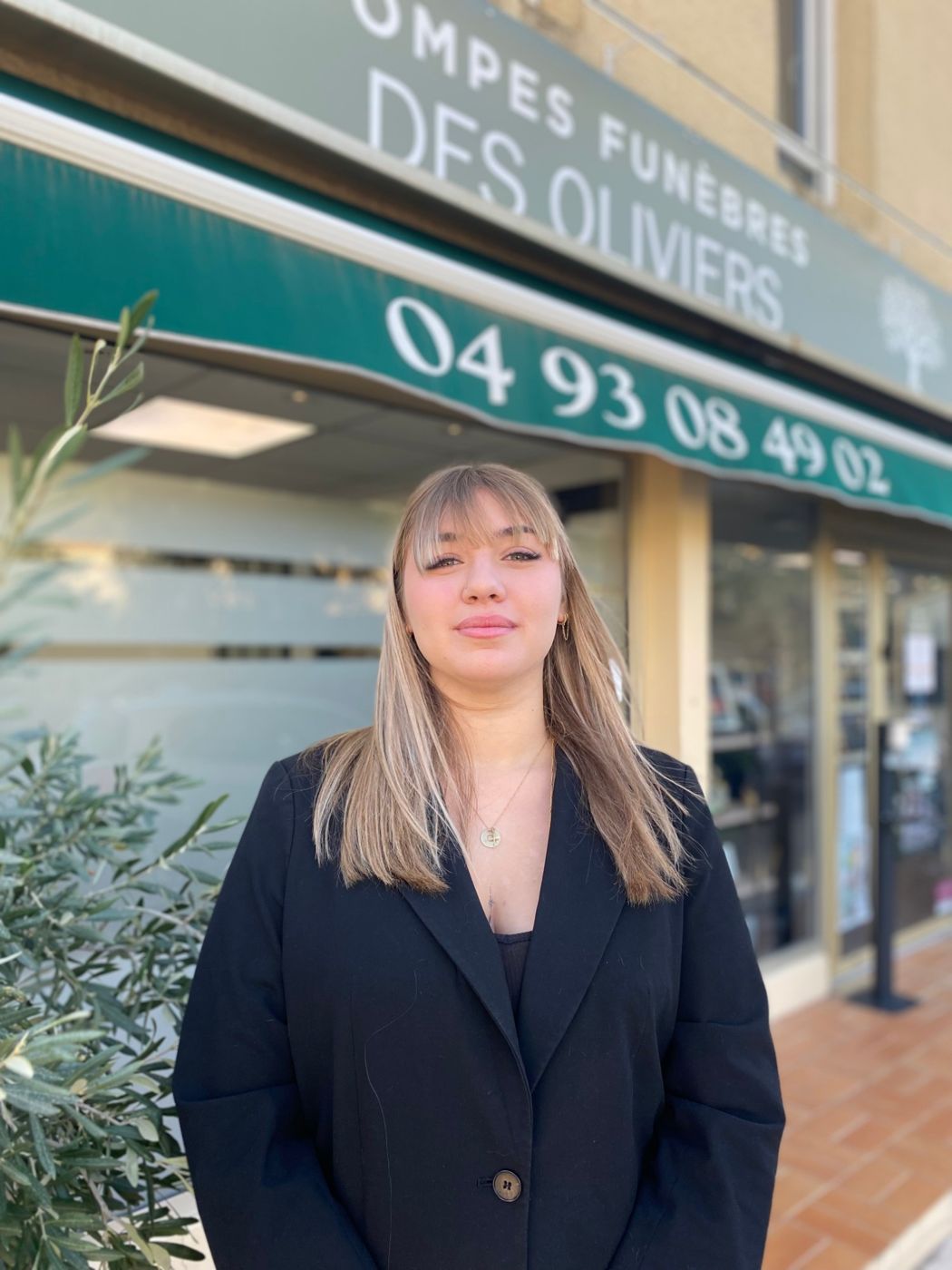 Pauline Othman, conseillère funéraire, devant l'agence des Pompes Funèbres des Oliviers à Carros