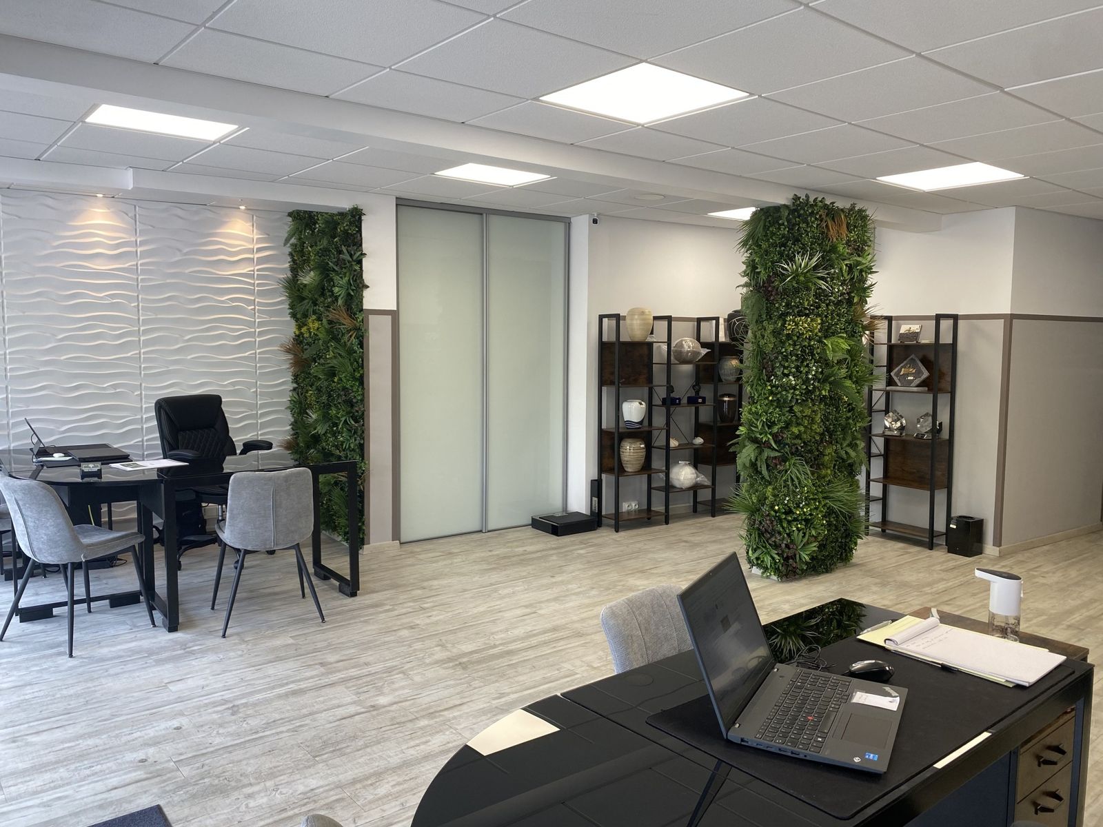 L'espace d'accueil des Pompes Funèbres des Oliviers, avec ses murs végétaux